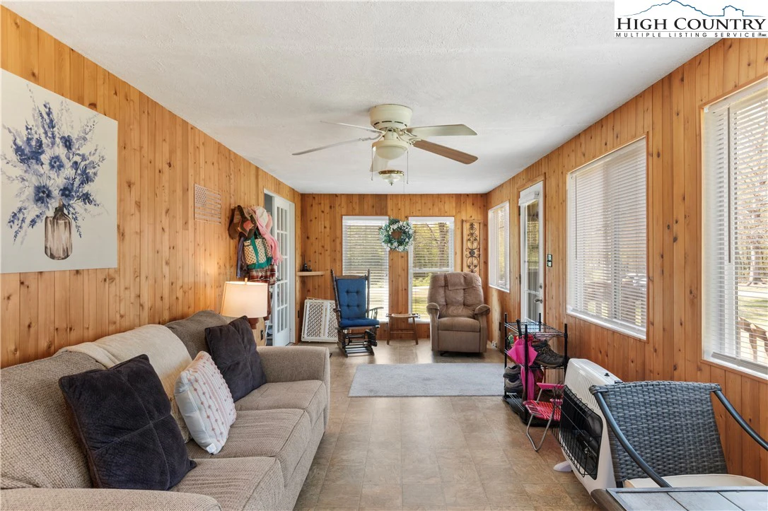 Image number 11 for the current listing
