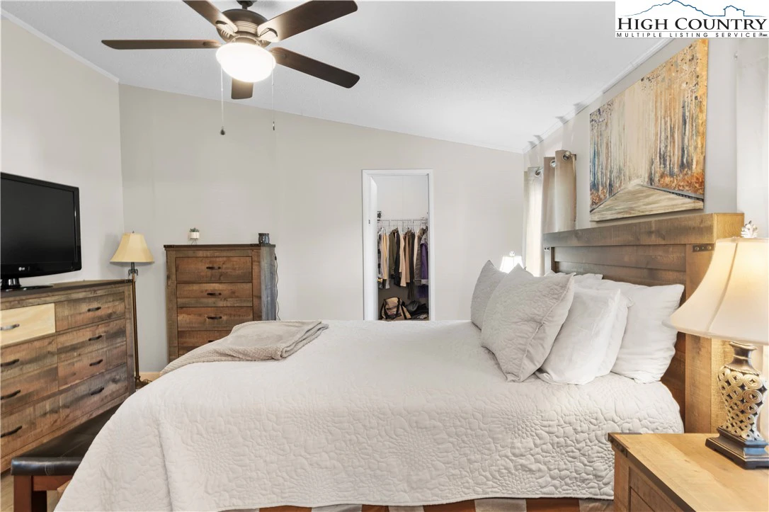 Image number 4 for the current listing