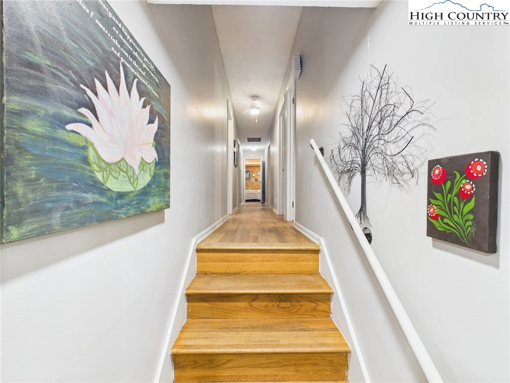 Image number 19 for the current listing