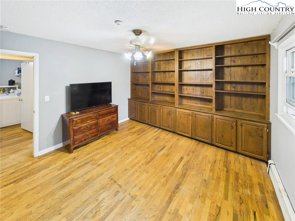 Image number 18 for the current listing