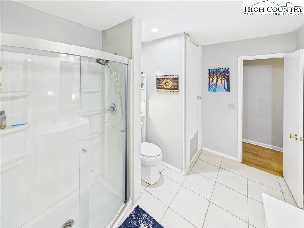 Image number 16 for the current listing