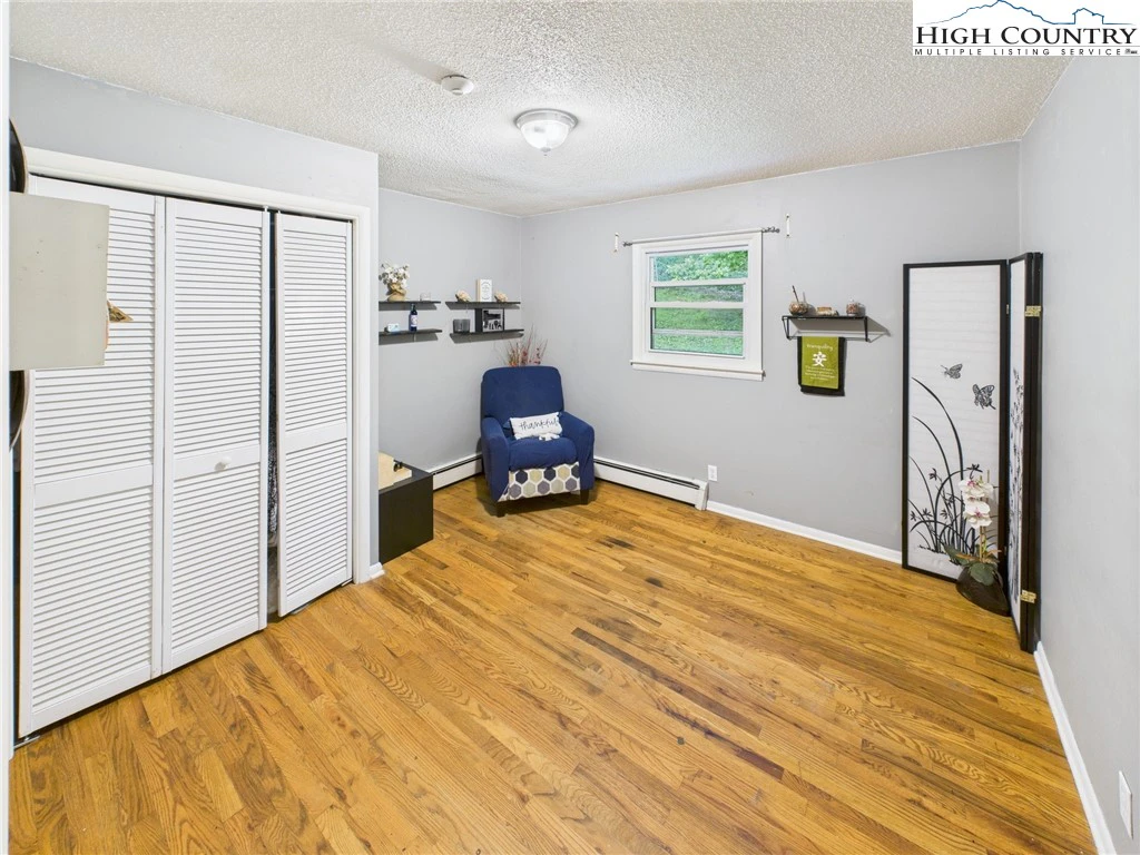Image number 2 for the current listing