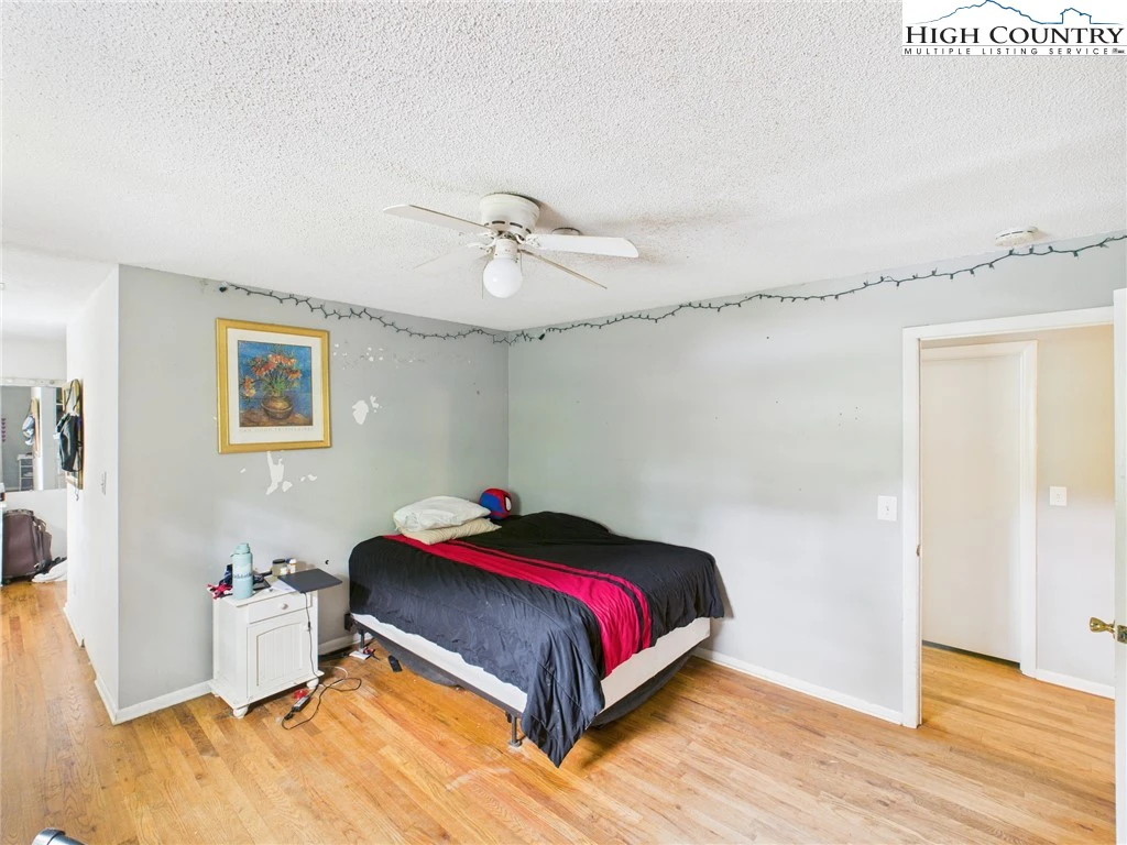 Image number 13 for the current listing