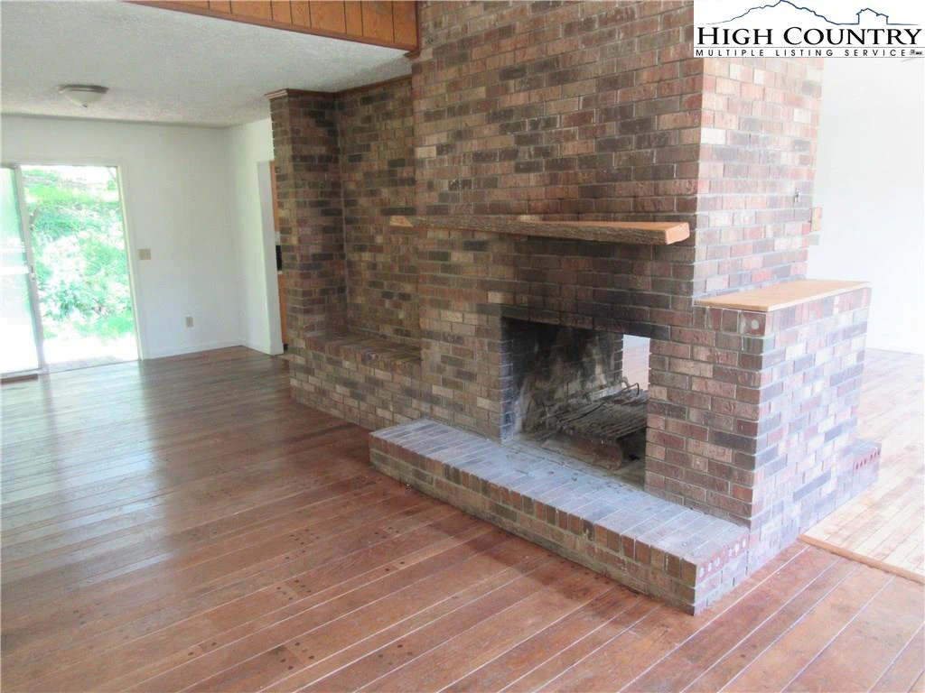 Image number 16 for the current listing