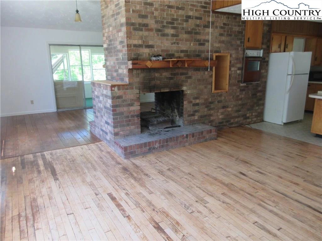 Image number 2 for the current listing