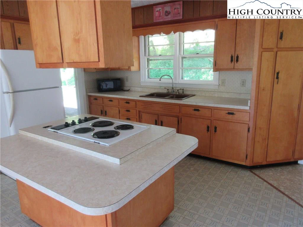 Image number 15 for the current listing