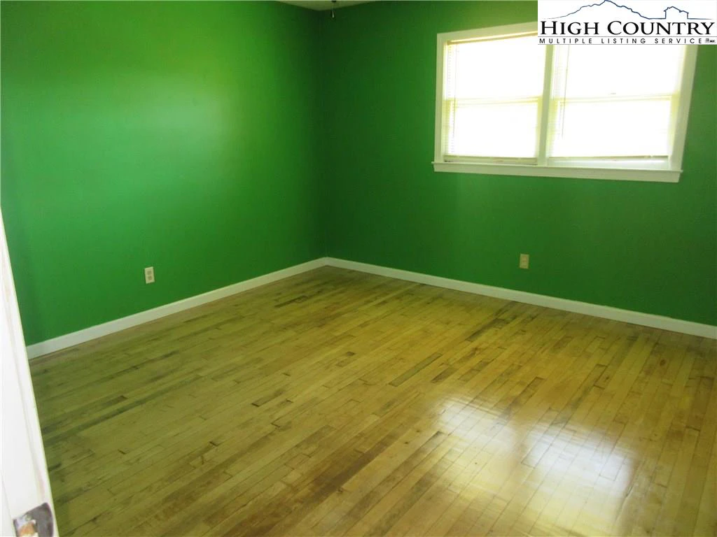 Image number 11 for the current listing