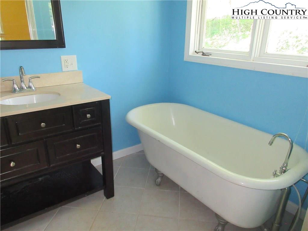 Image number 9 for the current listing