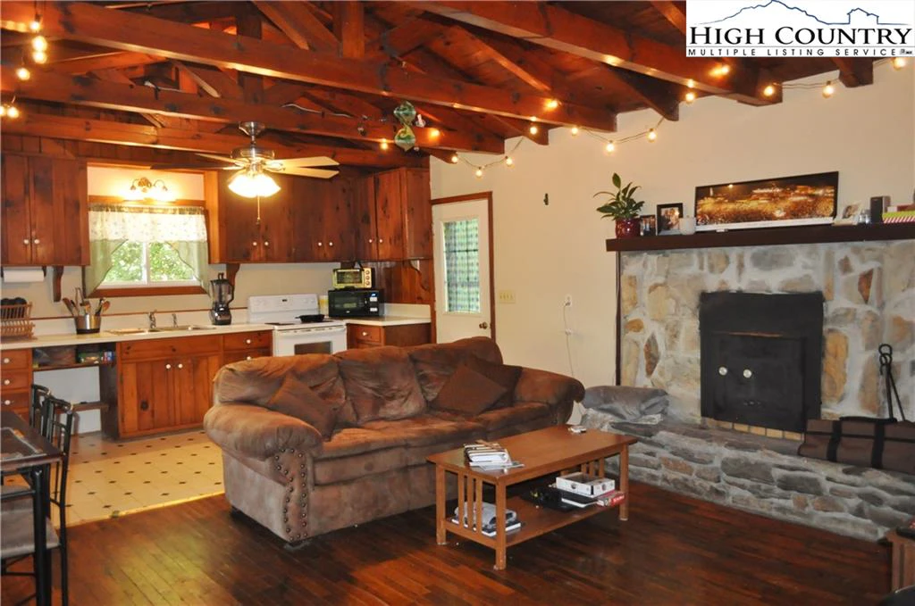 Image number 13 for the current listing