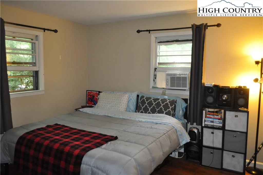 Image number 10 for the current listing