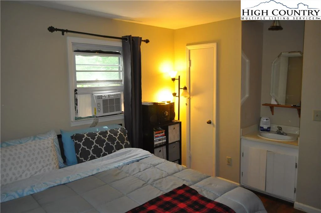 Image number 9 for the current listing