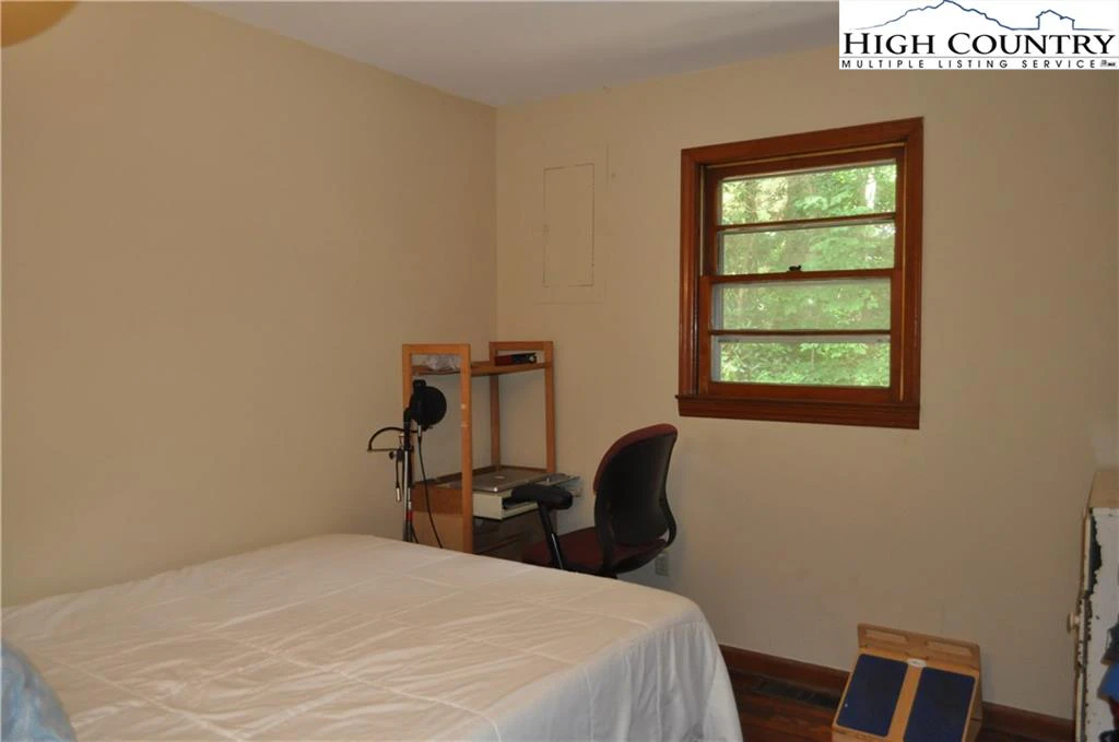 Image number 8 for the current listing
