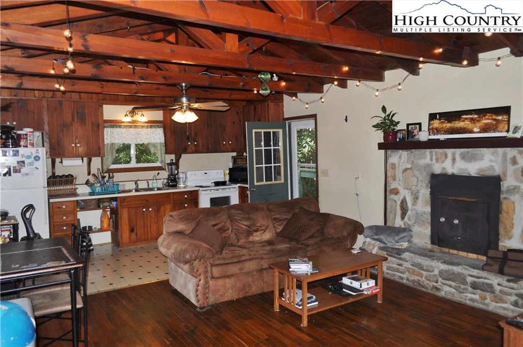 Image number 19 for the current listing