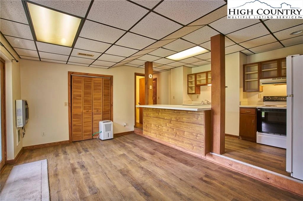 Image number 14 for the current listing