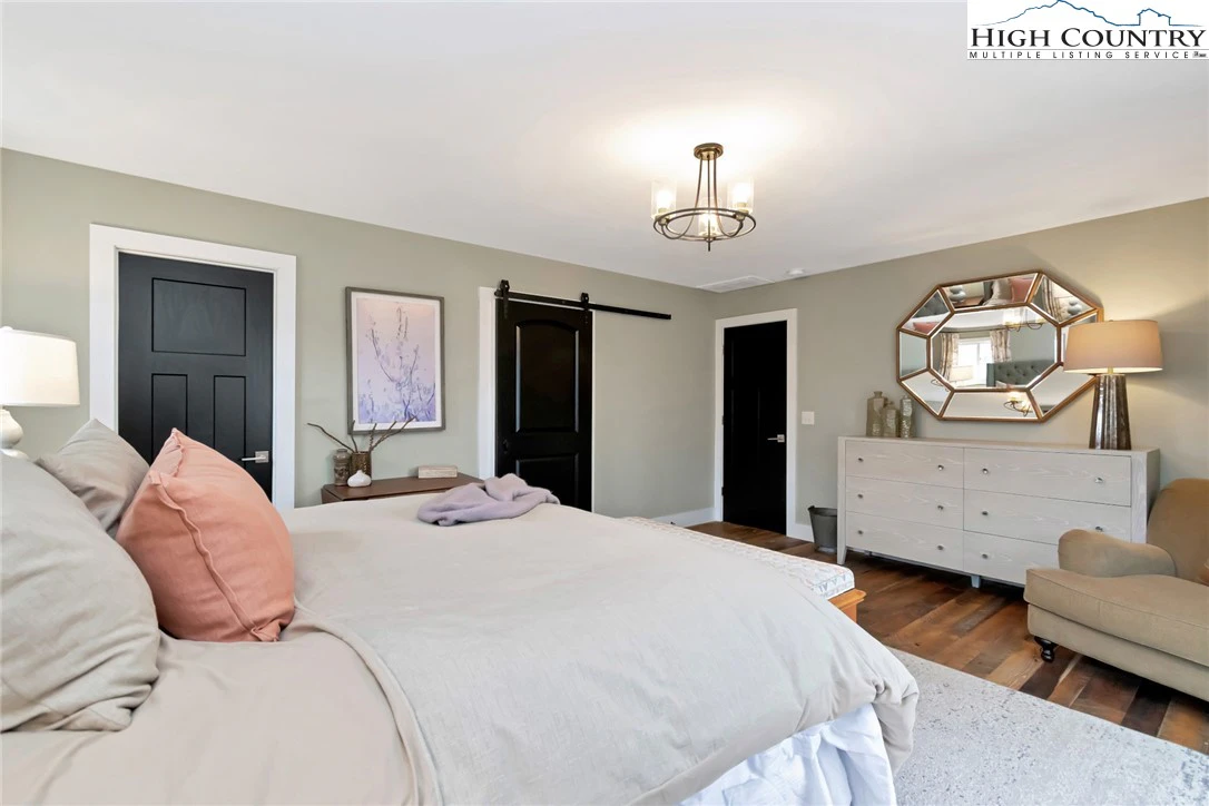 Image number 4 for the current listing