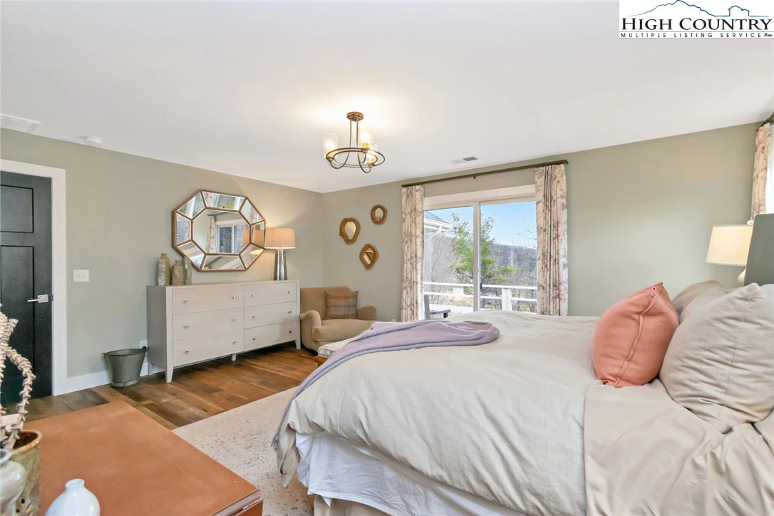 Image number 5 for the current listing