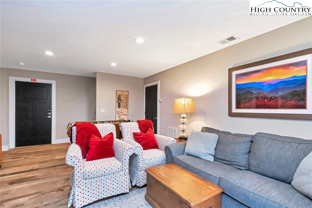 Image number 8 for the current listing