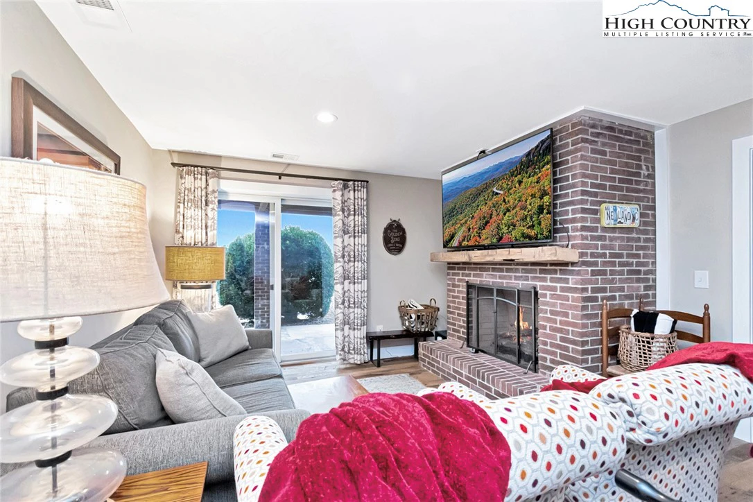 Image number 9 for the current listing
