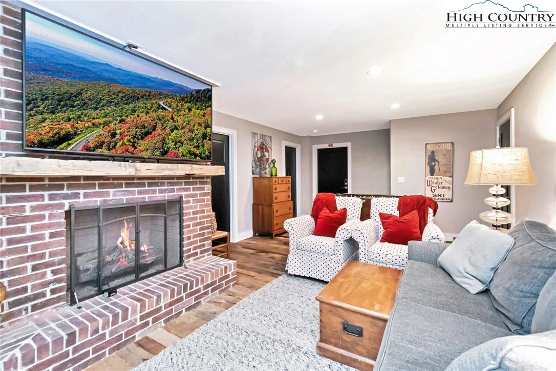 Image number 10 for the current listing