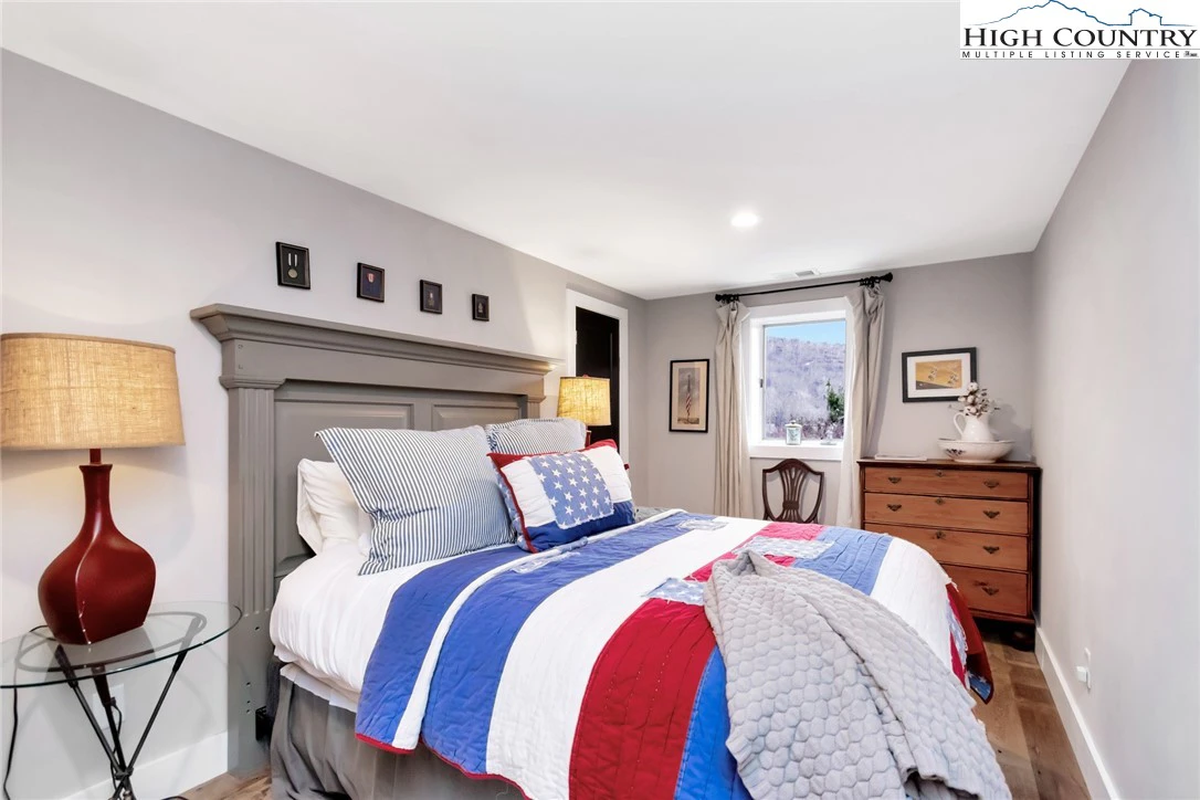 Image number 11 for the current listing