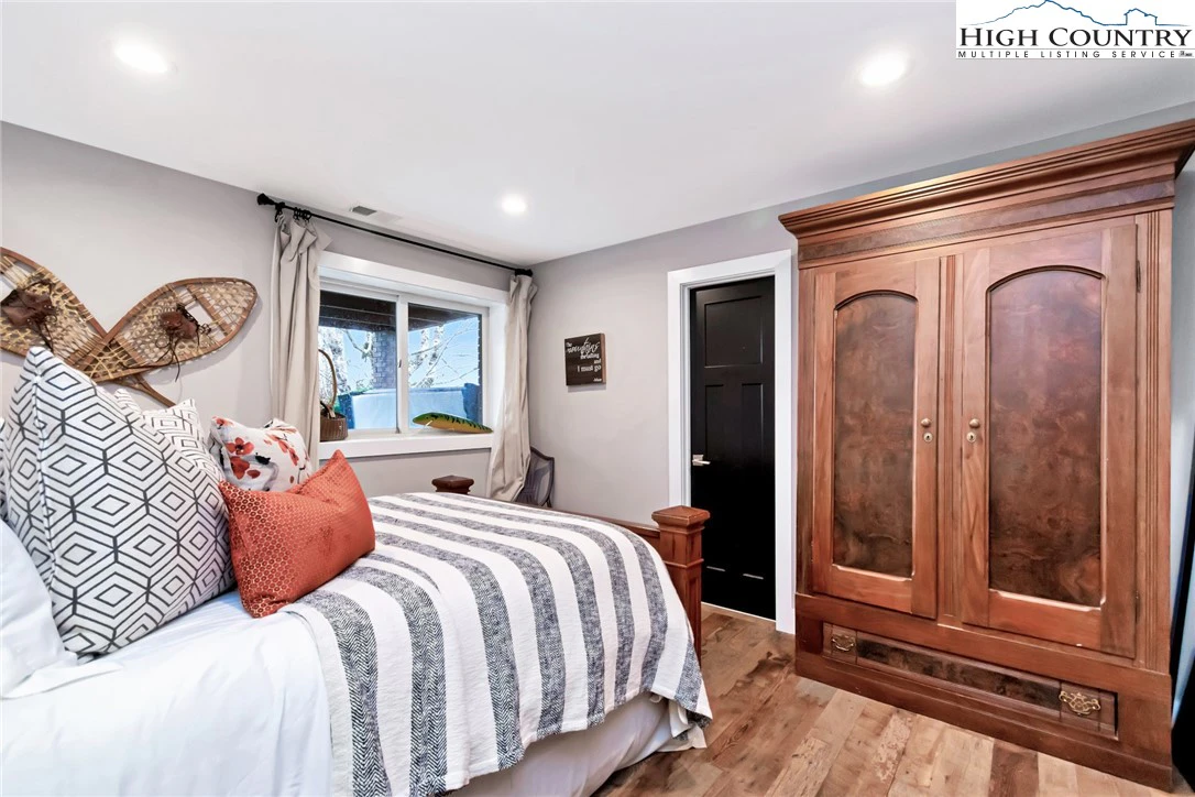 Image number 13 for the current listing