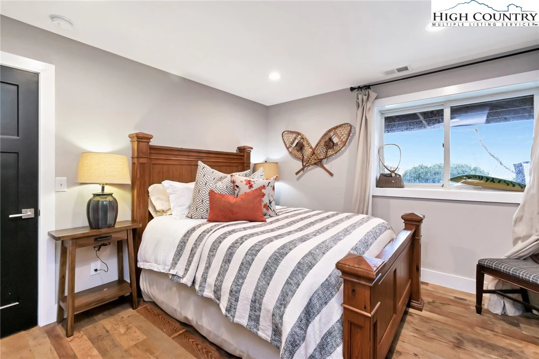 Image number 2 for the current listing