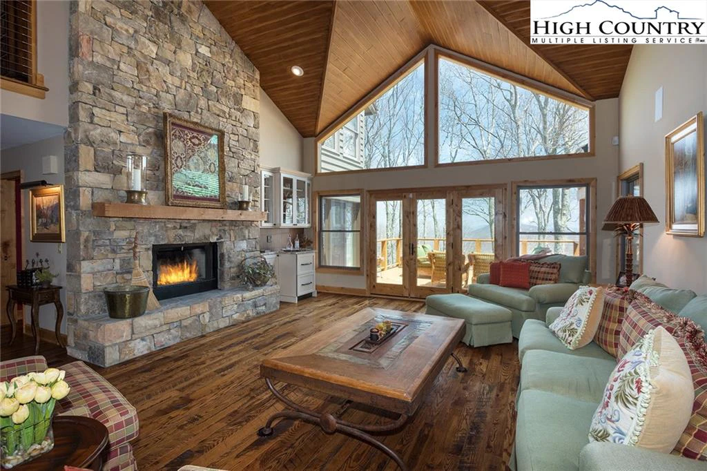 Image number 1 for the current listing