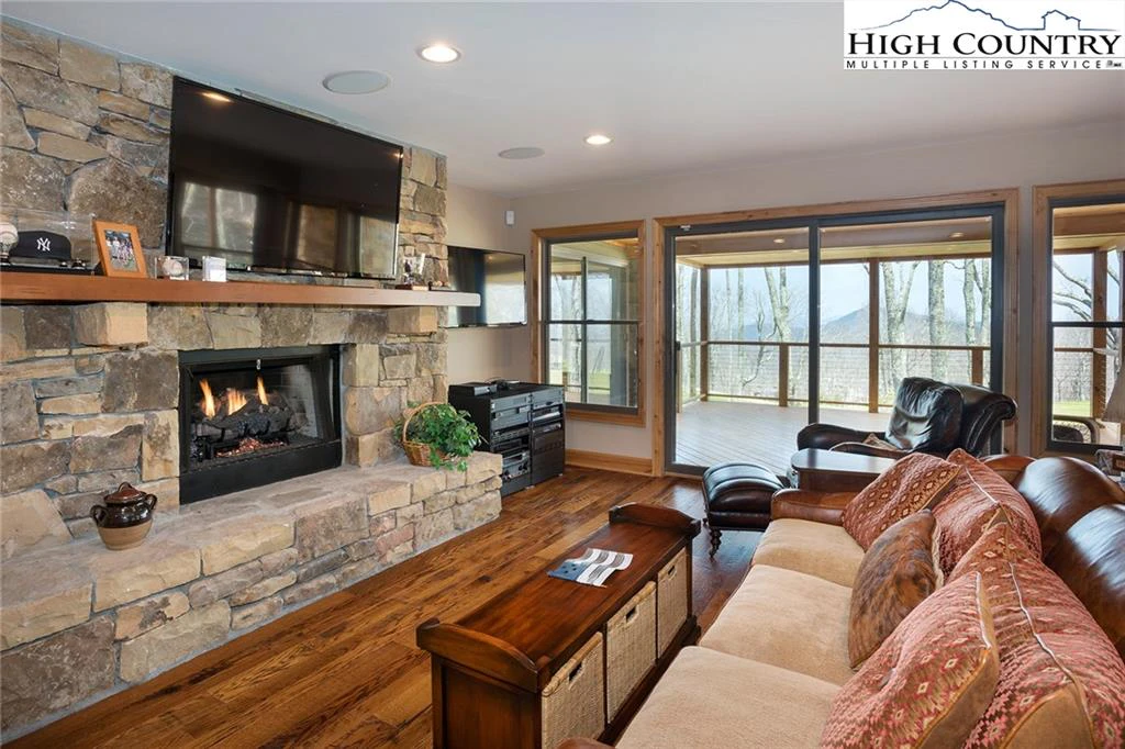 Image number 16 for the current listing