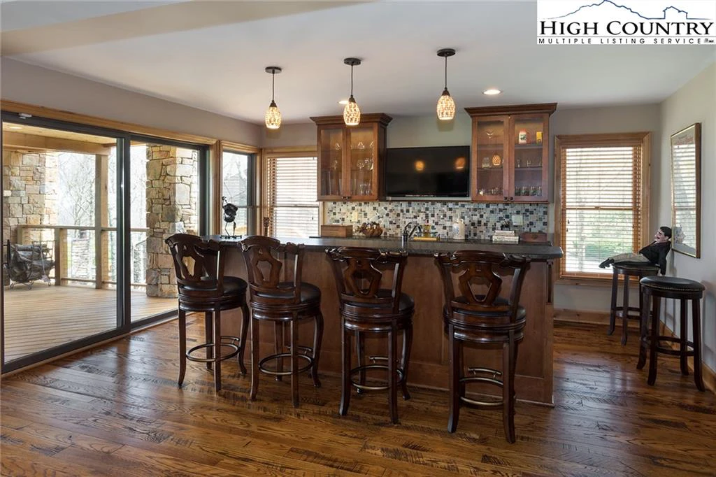 Image number 2 for the current listing