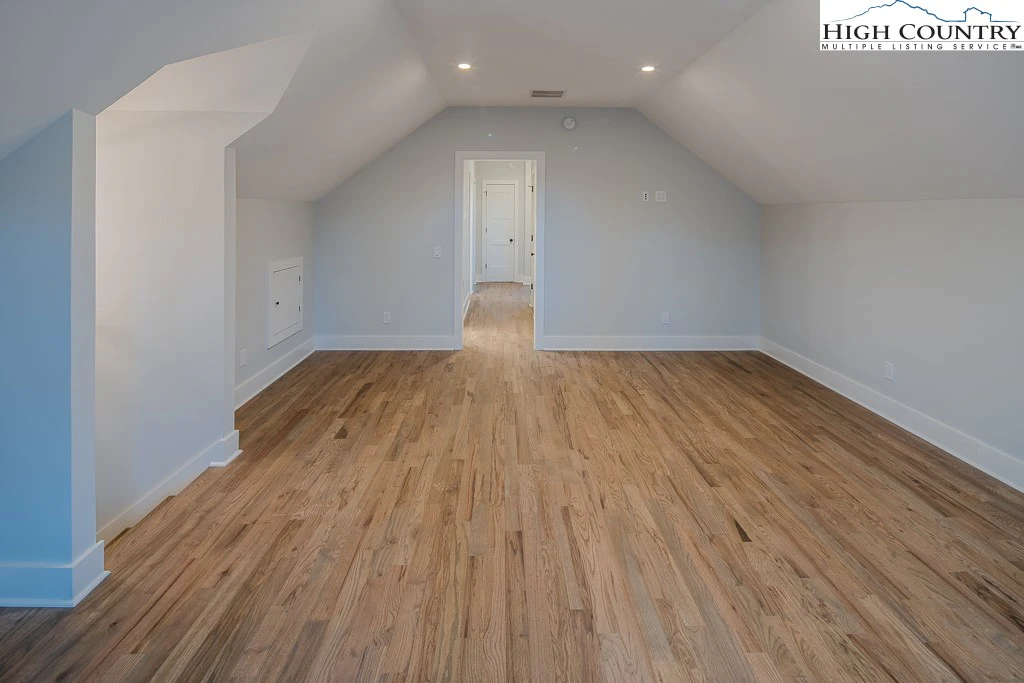Image number 2 for the current listing