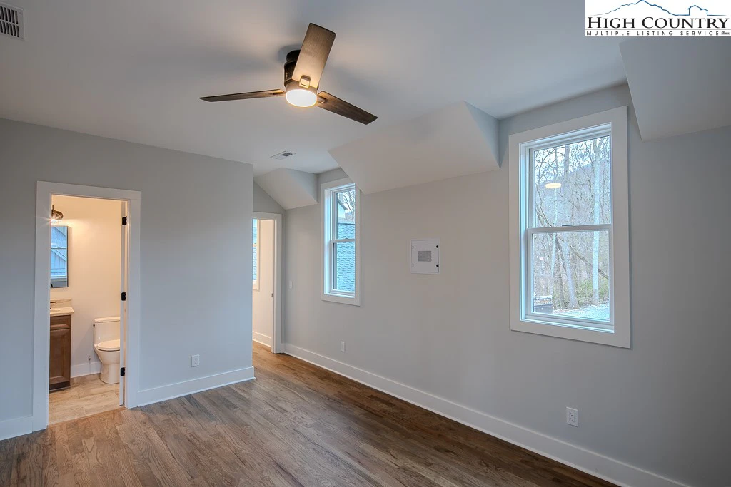 Image number 11 for the current listing