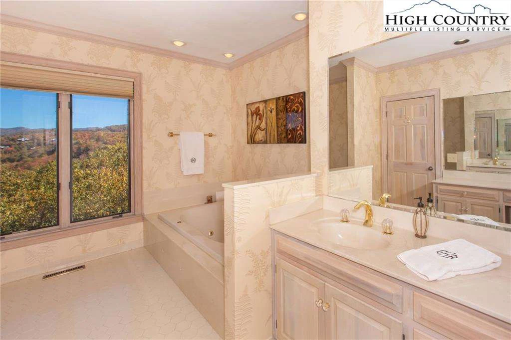 Image number 15 for the current listing