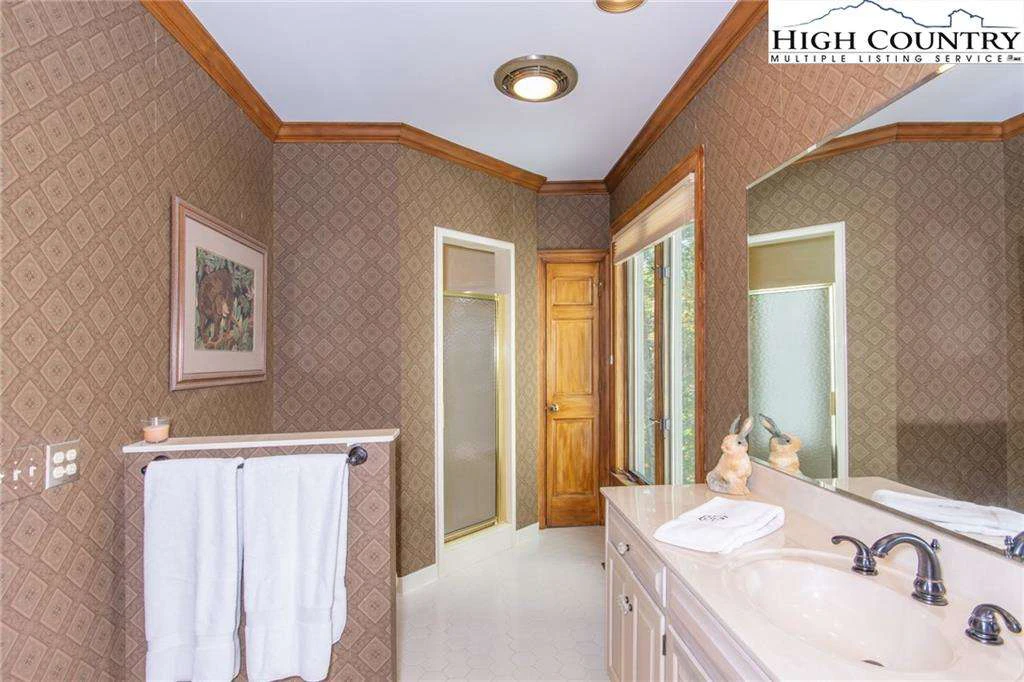Image number 19 for the current listing