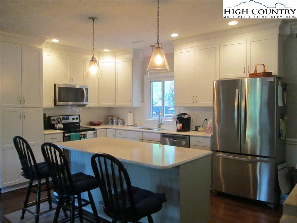 Image number 2 for the current listing