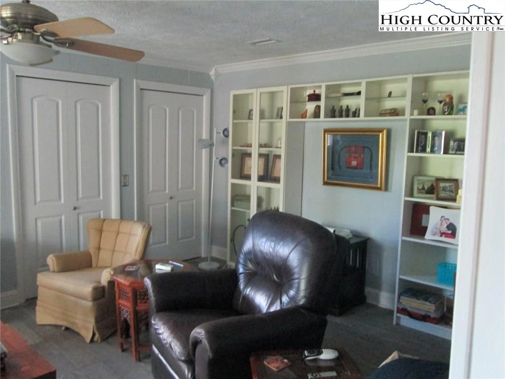 Image number 11 for the current listing