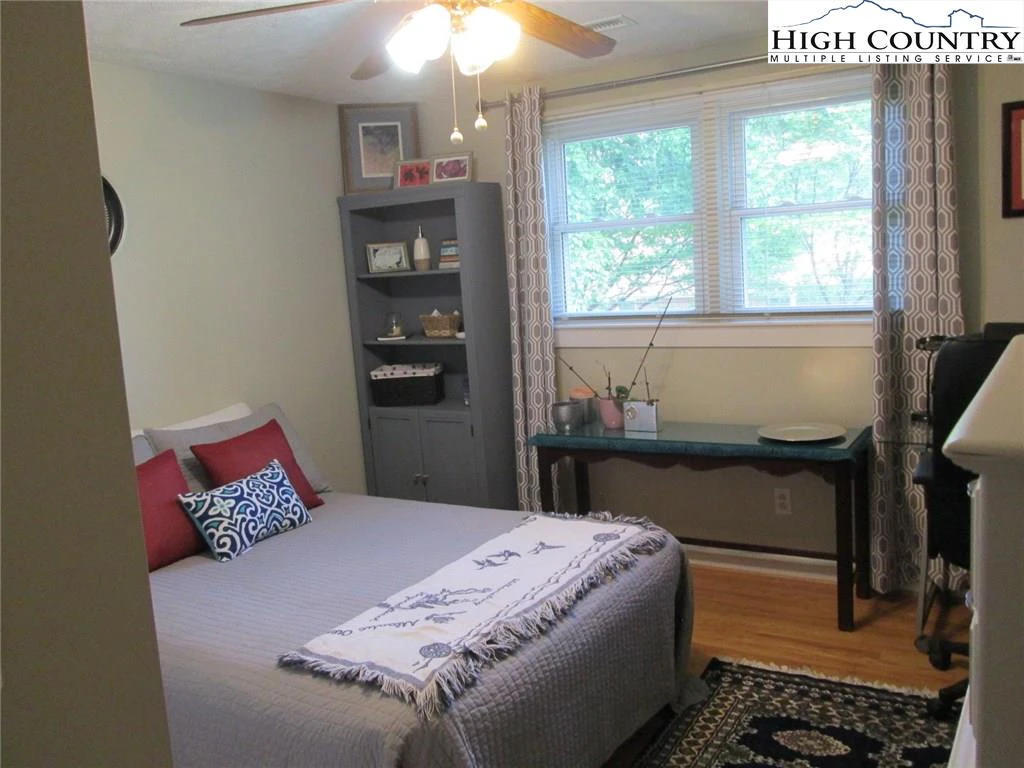 Image number 10 for the current listing