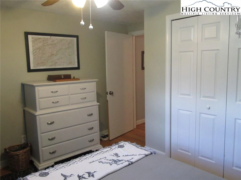 Image number 9 for the current listing