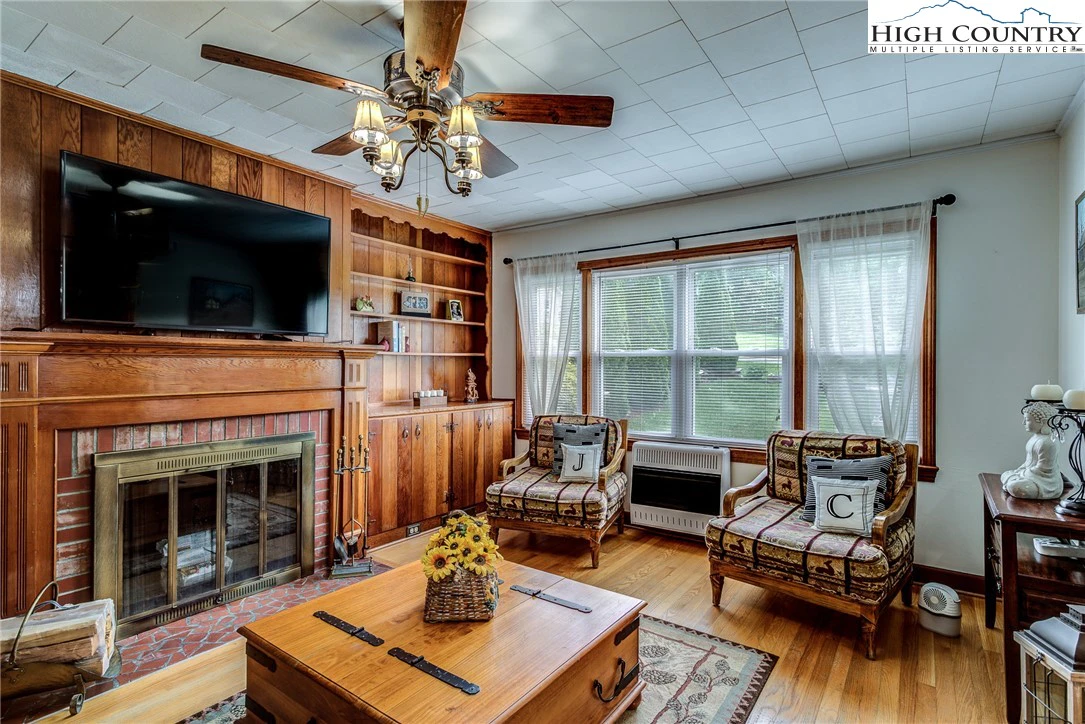 Image number 19 for the current listing
