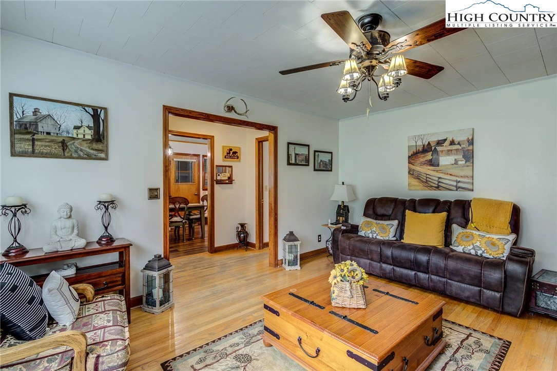 Image number 20 for the current listing