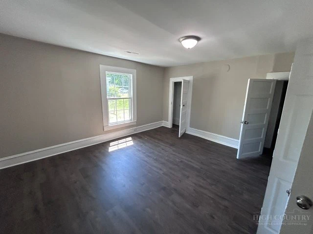 Image number 11 for the current listing