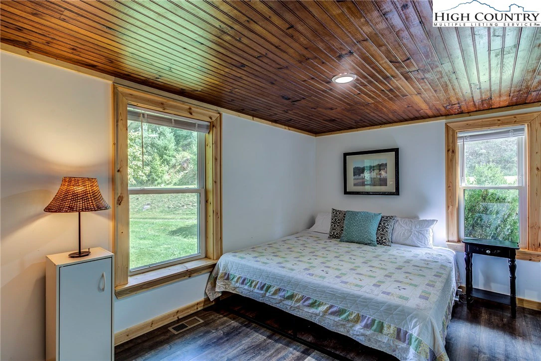 Image number 8 for the current listing
