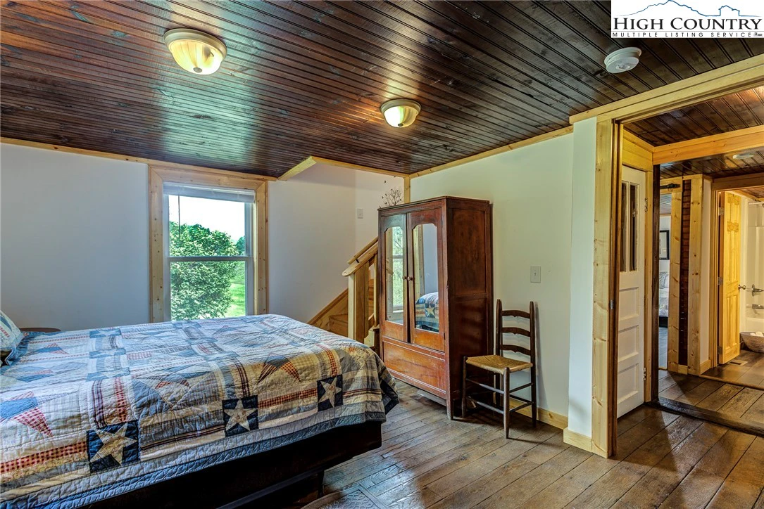 Image number 4 for the current listing