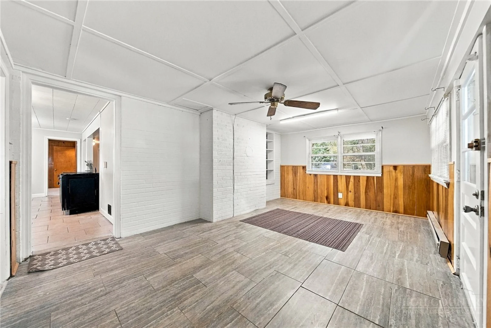 Image number 15 for the current listing