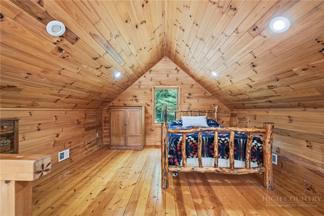 Image number 15 for the current listing