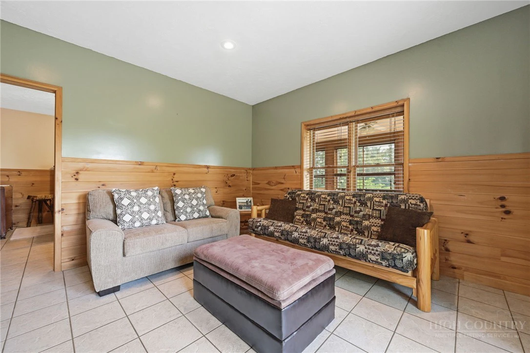 Image number 21 for the current listing