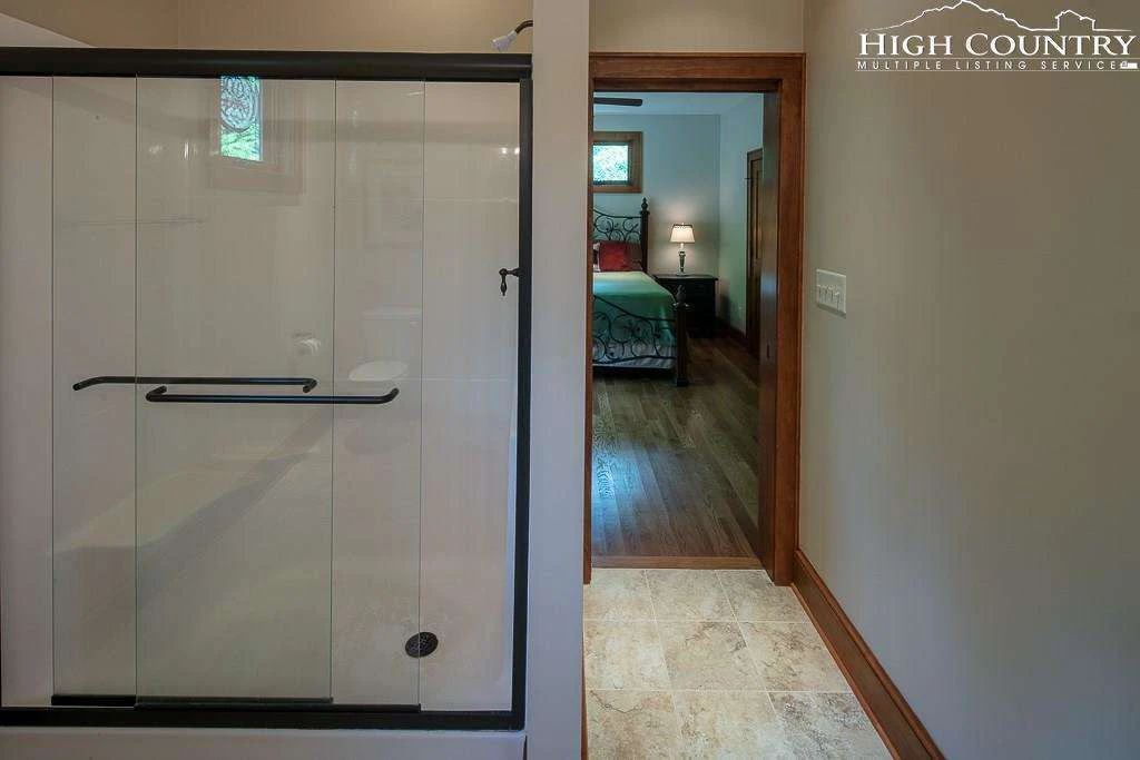 Image number 8 for the current listing