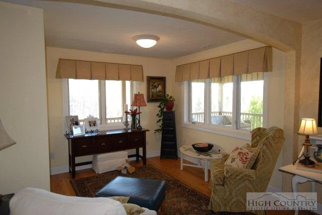 Image number 8 for the current listing