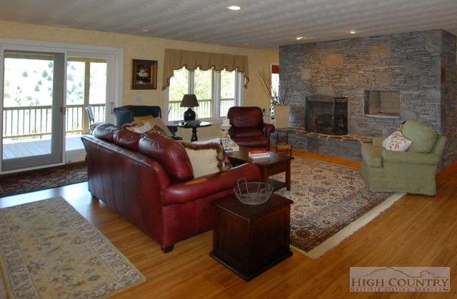 Image number 7 for the current listing