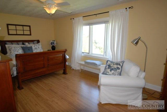 Image number 4 for the current listing