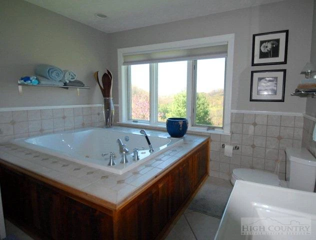 Image number 21 for the current listing